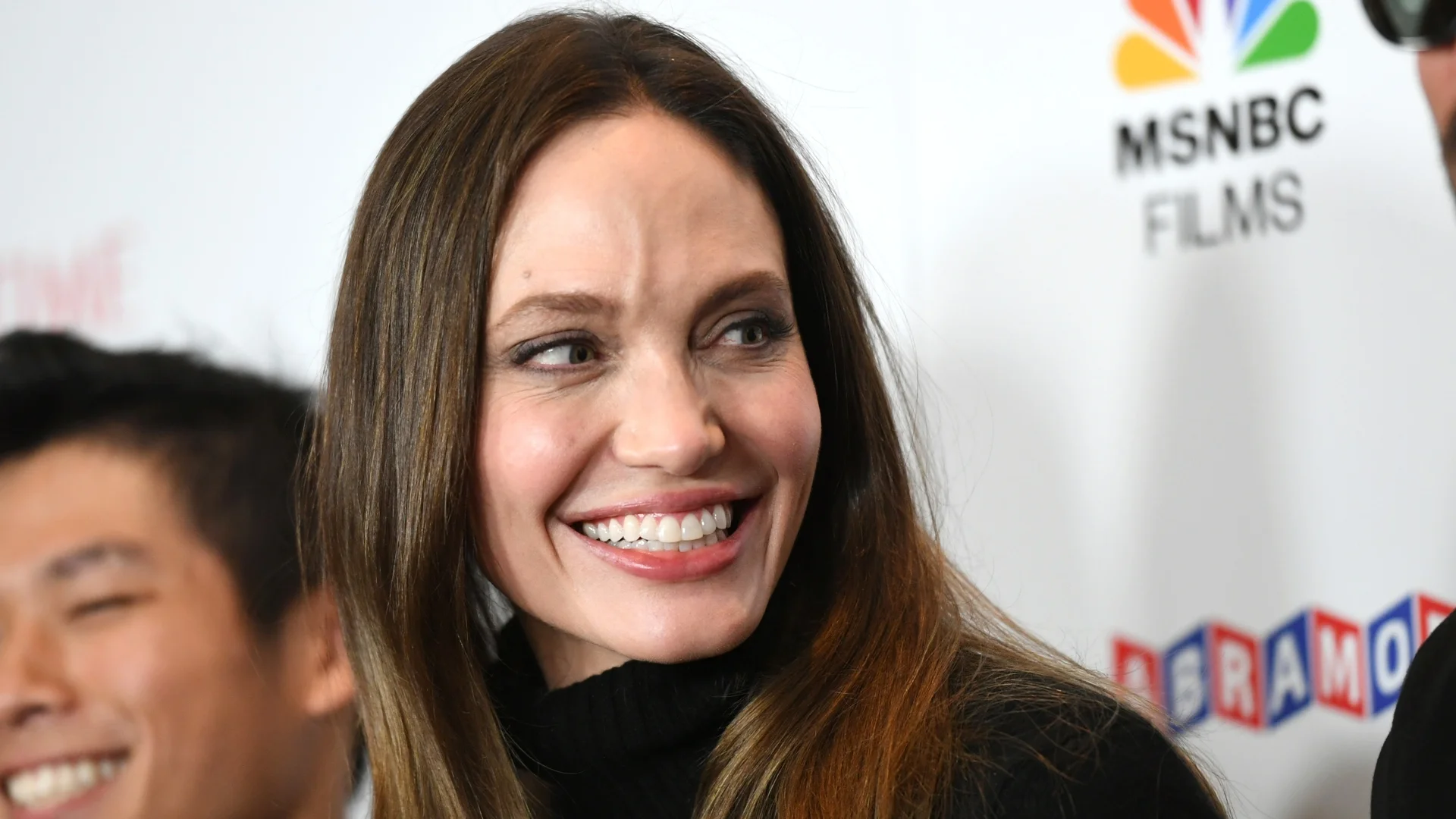 Като близначки: Вижте коя актриса е българската Анджелина Джоли (СНИМКИ)