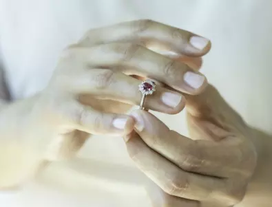 На коя ръка трябва да се носи годежният пръстен?