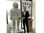 Библиотеката в Бургас показва копие на скафандъра на Нийл Армстронг