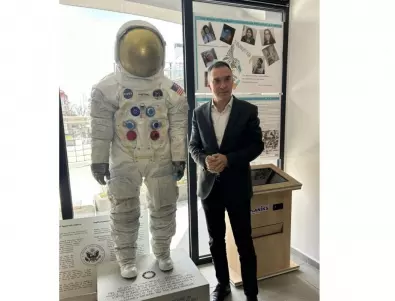 Библиотеката в Бургас показва копие на скафандъра на Нийл Армстронг