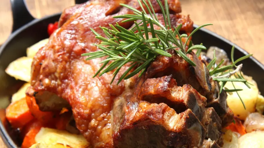Професионален готвач издаде ТАЙНАТА на сочно и ароматно агнешко месо за Великден