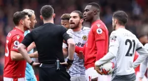 "ВАР-образие" във Висшата лига: Играч се изплю в лицето на друг, но не бе изгонен (ВИДЕО)