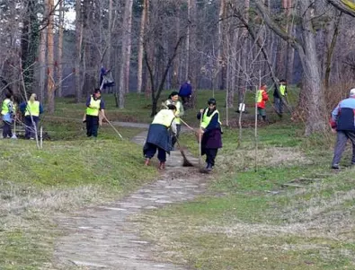 Общинското предприятия по чистота в Казанлък организира почистване на парк