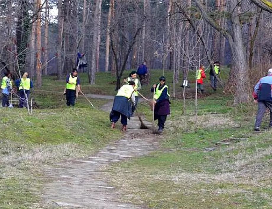 Общинското предприятия по чистота в Казанлък организира почистване на парк