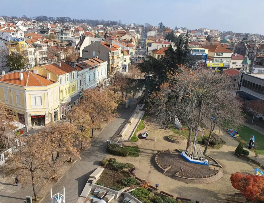 Кметът на Бургас предлага нова общинска програма за децата и младежите от социалните услуги