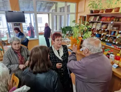 Д-р Мадлена Бояджиева дискутира актуални теми с възрастните хора от клуба на пенсионера в Тетевен