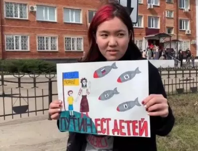 Няколко смели младежи демонстрираха как Путиновият режим се отнася с детската невинност (СНИМКИ)