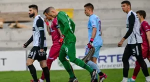 Магията на Първа лига: Желан от Франция вратар пробва да спира атака с гръб (ВИДЕО)