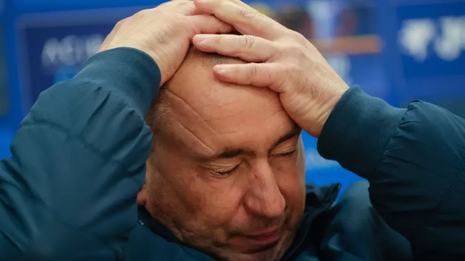 Притеснително ниво около Стоилов и Димитров: Футболист получи най-нелепия картон в историята (ВИДЕО)