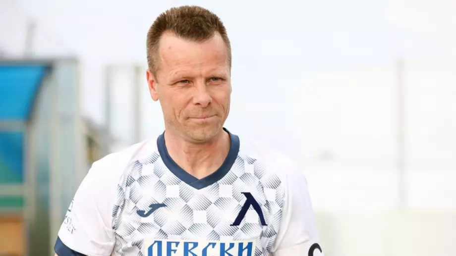 Топузаков взе Стивън Жерард в Левски за Септември София