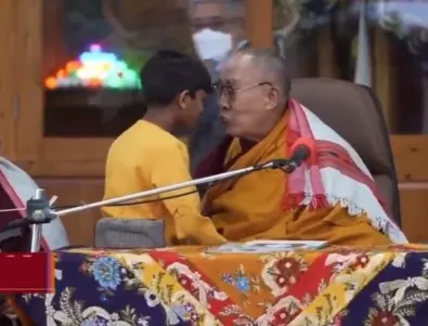 Появи се клип, в който Далай Лама целува момченце по устата, а после вади езика си (ВИДЕО)