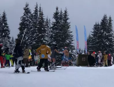 Стотици се спуснаха по бански със ски и сноуборд в Пампорово (СНИМКИ)