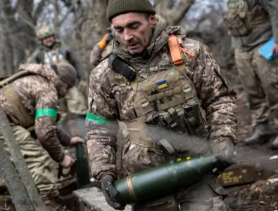 Помощ за Украйна: НАТО подписа договори за стотици хиляди артилерийски снаряди