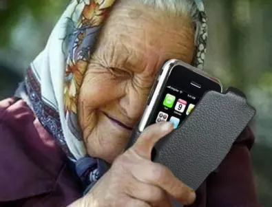 Домашният социален патронаж в Бургас обучава възрастните хора да работят с телефон