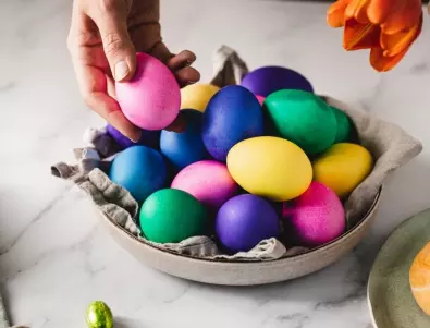 Дори и с най-евтината боя яйцата ще станат наситени и ярки, ако направите това преди да ги боядисате