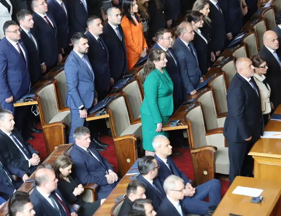 Депутатите от "Възраждане" пак седнаха демонстративно за химна на ЕС