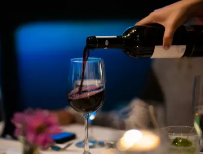 Как да отворим бутилка вино без тирбушон?