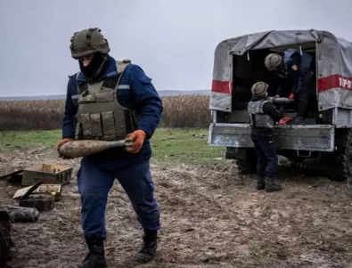Украински фермери рискуват живота си докато разчистват нивите си от снаряди 