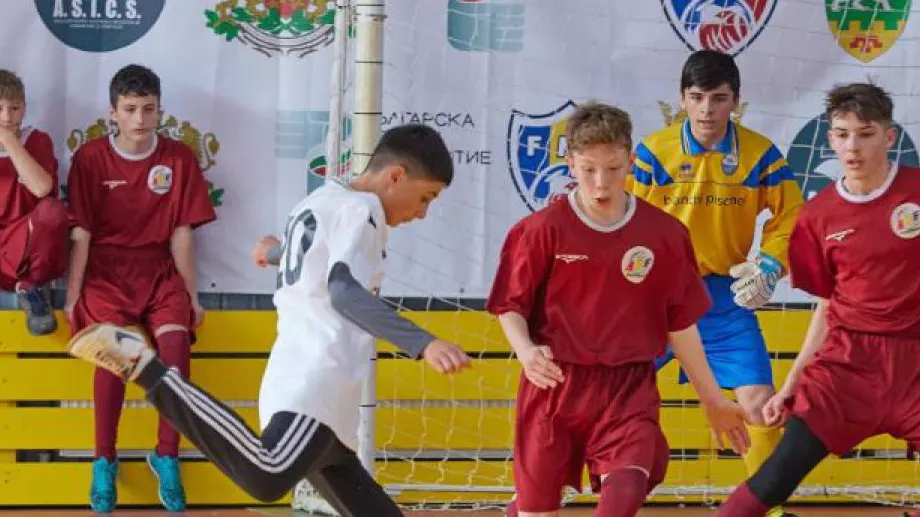 Български момчета се състезават за футболно игрище в Молдова