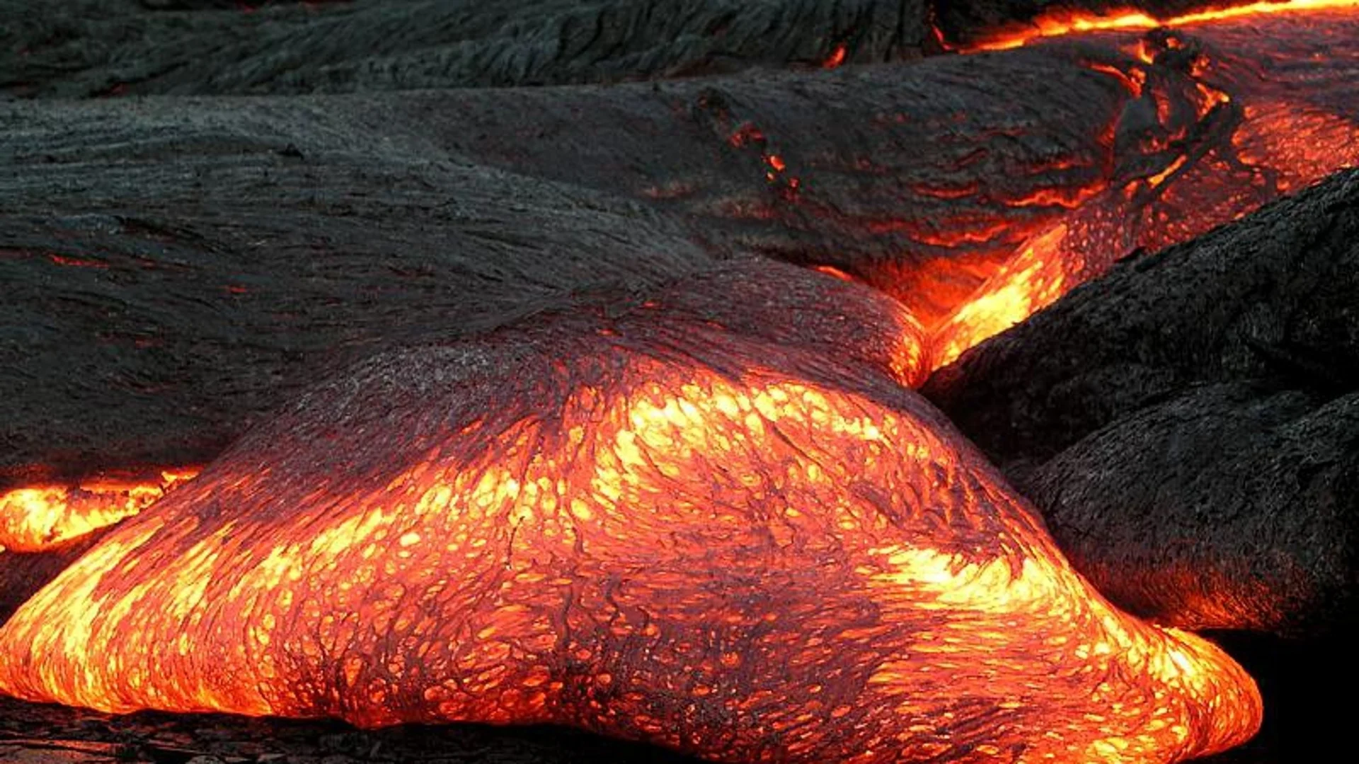 Потоци лава отново потекоха от вулкана Мерапи (ВИДЕО)