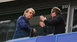 СНИМКА: Собственикът на Челси Тод Боули се скара с феновете след загубата от Брайтън