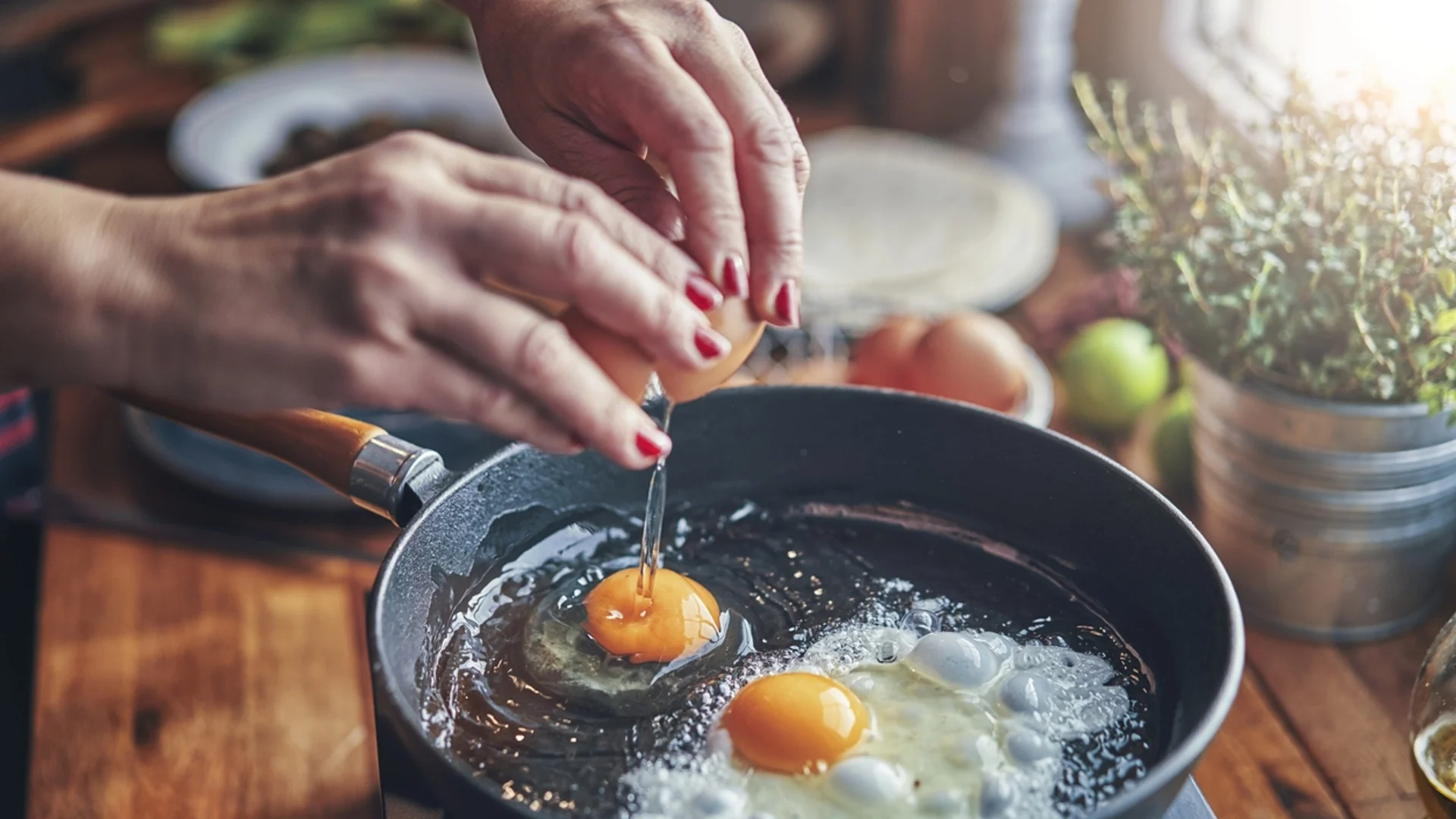 Какво се случва с холестерола, когато ядем яйца