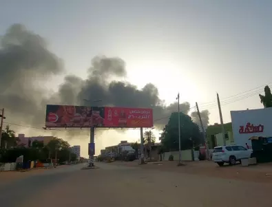 Огромен пожар в столицата на Судан след атака по оръжеен магазин (ВИДЕО)