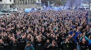 Феновете на Левски нападнаха Наско Сираков на дербито: Време е за хапчетата (СНИМКА)