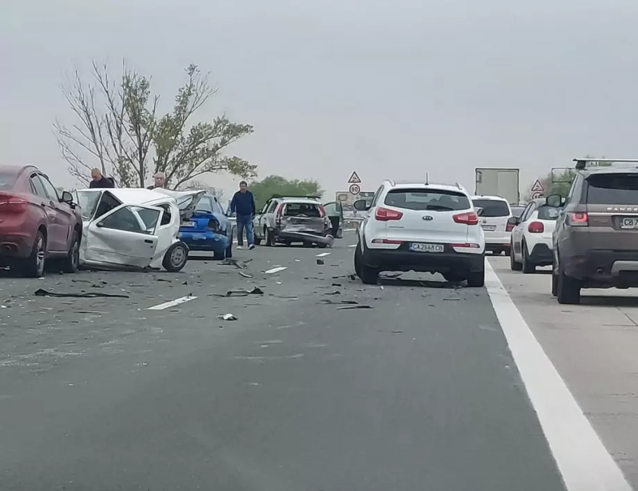 Две тапи на магистрала "Тракия" в посока София: Тежка катастрофа и горящ автомобил (ВИДЕО)