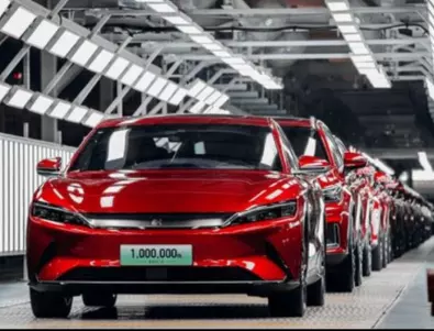 Спадът в продажбите на Tesla дава шанс на китайци да я изпреварят