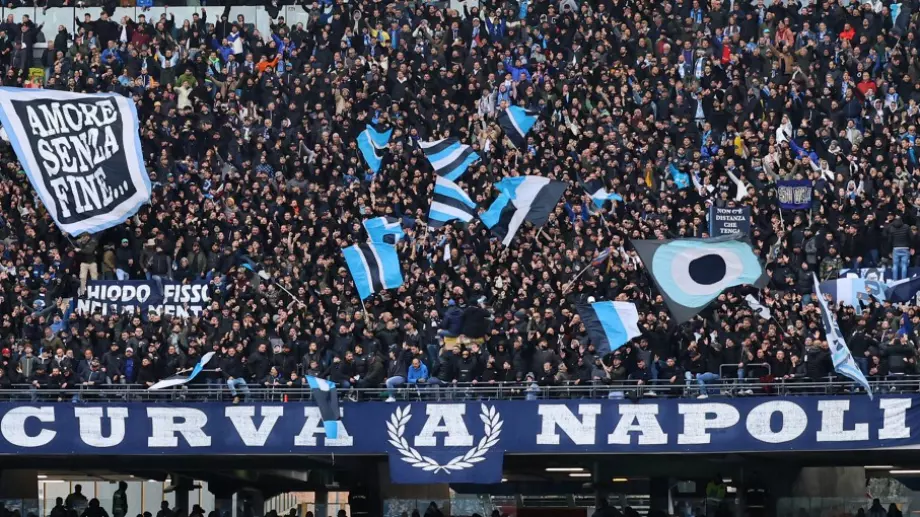 Феновете на Наполи погребаха останалите отбори от Серия А... Буквално (ВИДЕО)