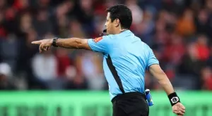 ВИДЕО: Спряха мач в Нидерландия, след като фен окъпа съдията с бира