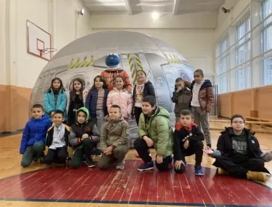 Ученици от Ловеч на борда на мобилния планетариум „Млечен път“