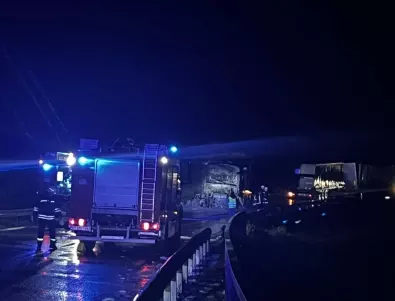 Мъж с опасност за живота: Два камиона катастрофираха