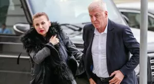 {{ otherArticle[0].article.title }}