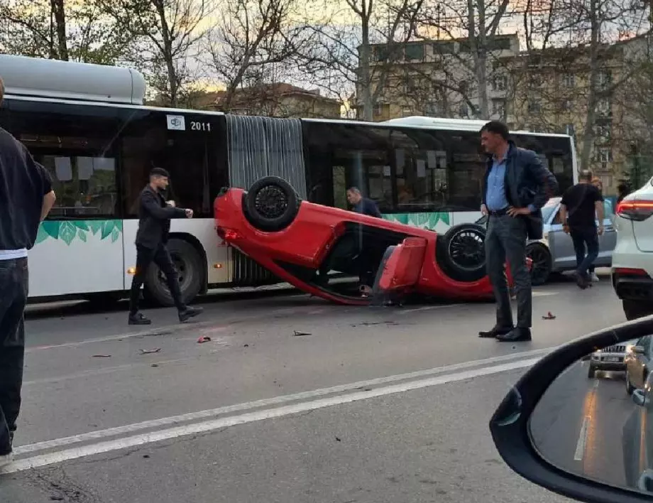 Автомобил се обърна по таван на бул. “Цар Освободител“ в София