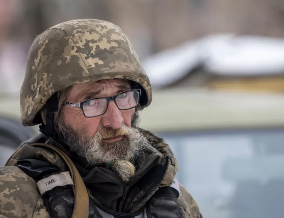"Дядовци в армията": Украйна праща възрастни хора на фронта, икономиката реагира