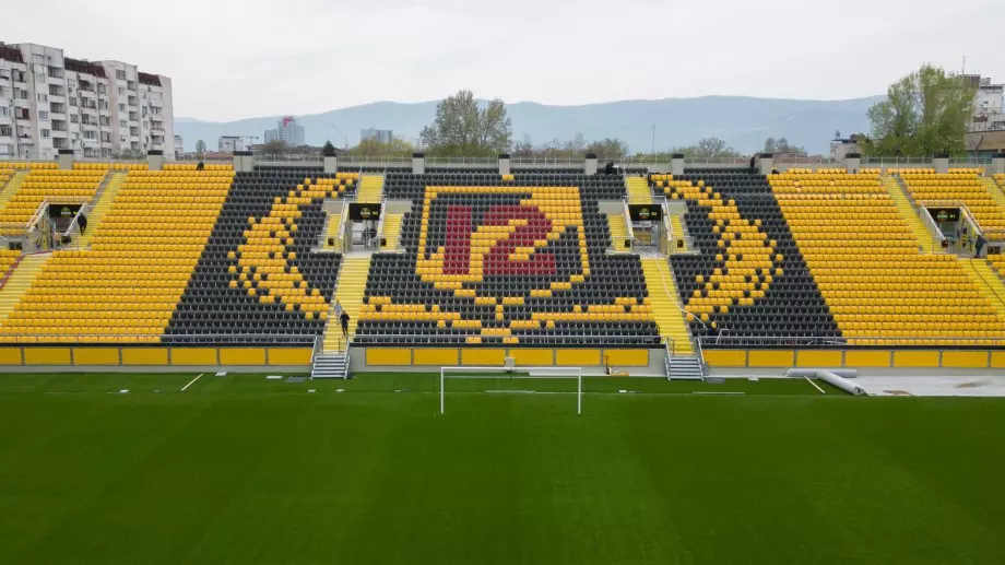 Огромни опашки пред "Колежа" за мача с Левски, от клуба обявиха: "Пловдив обича Ботев"  (СНИМКИ)