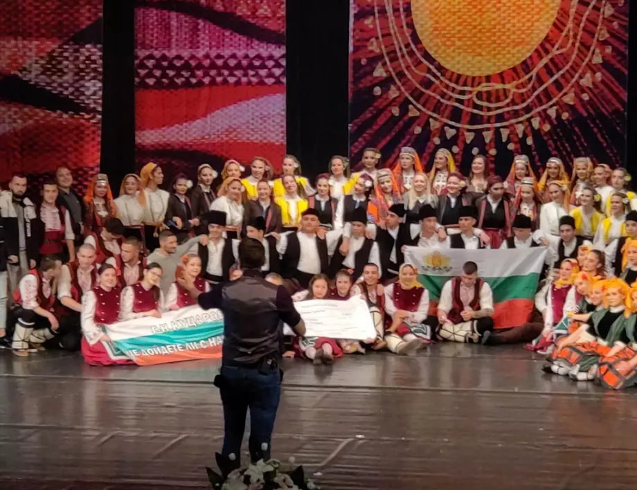 Ученици от Добрич с оригинална изненада към класния си (ВИДЕО)