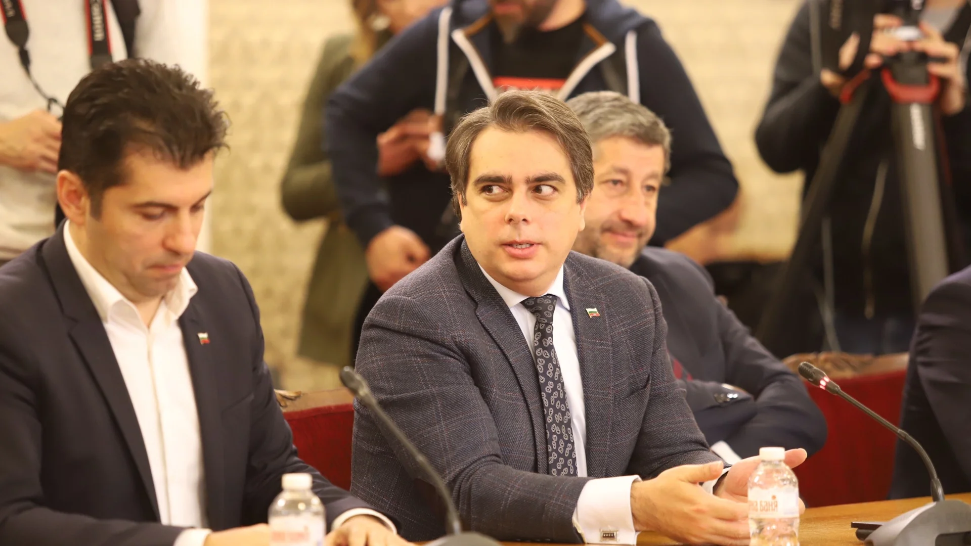 Как днешните управляващи се крият от неудобни въпроси