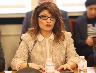 Законна ли е номинацията на Десислава Атанасова за конституционен съдия?