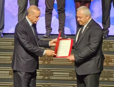 Ердоган награди Демерджиев за помощта ни към Турция след земетресението