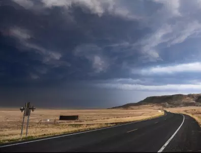 Какво да правите, ако ви настигне гръмотевична буря на пътя?