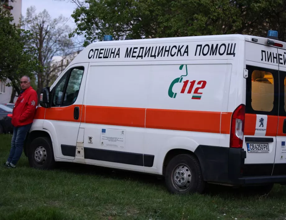 Мъж падна под гумите на автобус след катастрофа в "Горна Баня" (ВИДЕО)