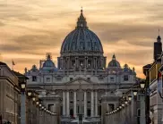 Мъж се качи гол на олтар във Ватикана, за да протестира срещу войната (СНИМКA)