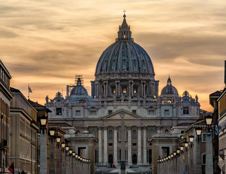 Ватиканът: Операциите за смяна на пола застрашават "уникалното достойнство" на човека