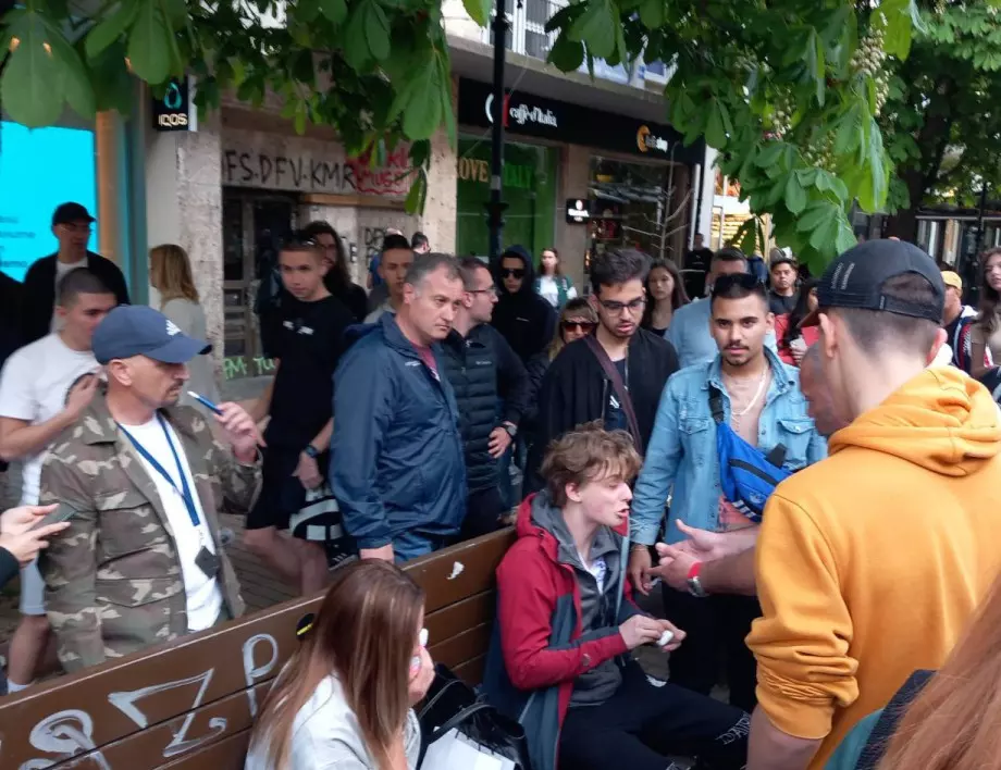 Младеж блъсна жена с тротинетка в София, мъжът й го задържа (СНИМКИ)