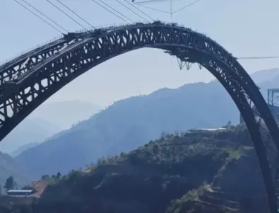 Индия вече е дом на най-високия железопътен мост в света (СНИМКИ)
