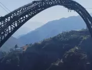 Срути се мост в строеж в Индия (ВИДЕО)