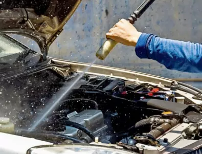 Как да почистите колата под капака, без да създадете проблеми